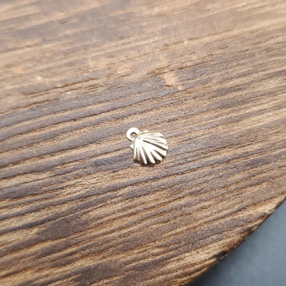 Tiny seashell charm‎ P135